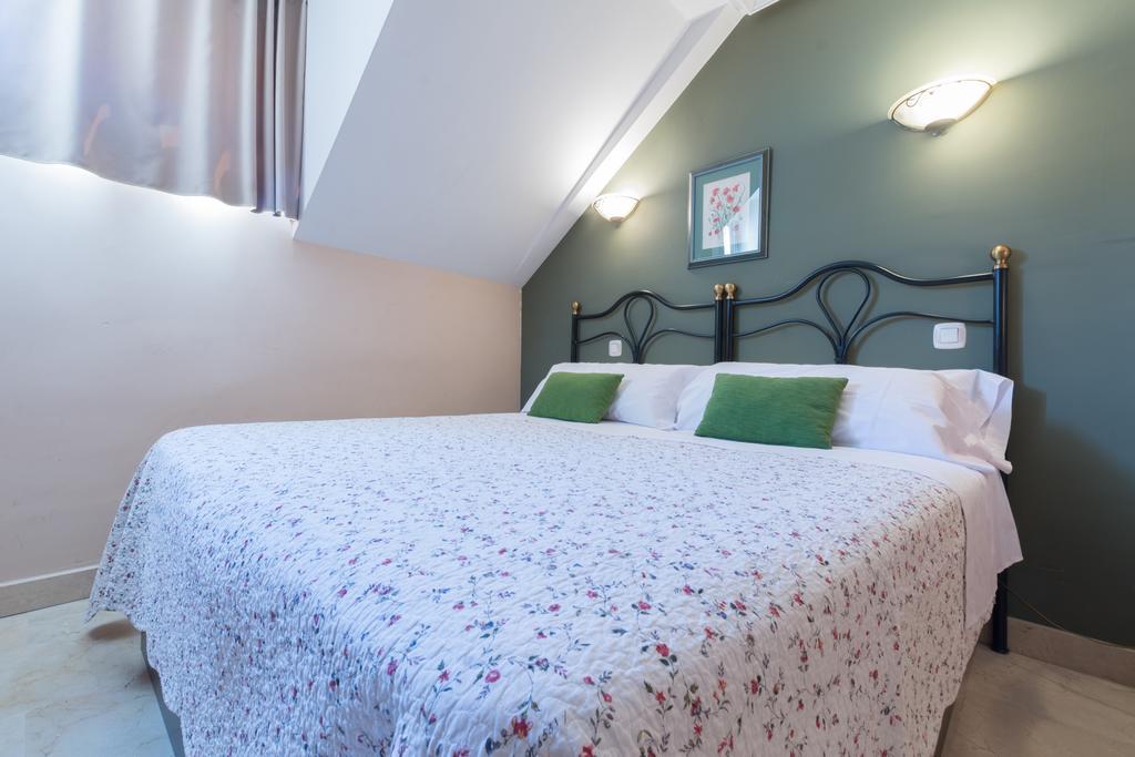 Apartamentos Caballero De Gracia Madrid Exterior foto