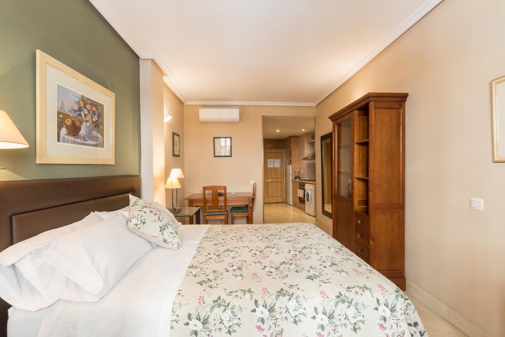 Apartamentos Caballero De Gracia Madrid Exterior foto